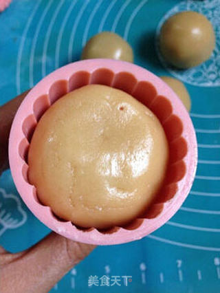 红豆沙月饼的做法步骤:4
