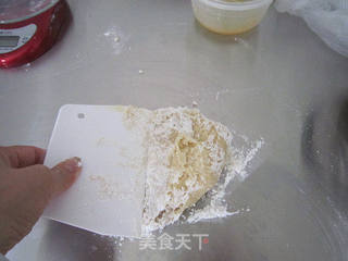 自制莲蓉蛋黄月饼的做法步骤:3