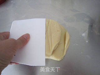 自制莲蓉蛋黄月饼的做法步骤:4