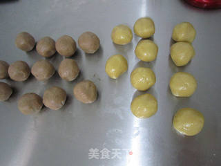 自制莲蓉蛋黄月饼的做法步骤:8