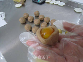 自制莲蓉蛋黄月饼的做法步骤:9
