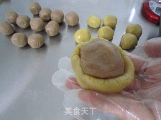自制莲蓉蛋黄月饼的做法步骤:10