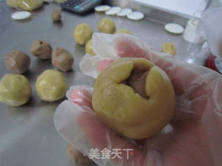 自制莲蓉蛋黄月饼的做法步骤:11