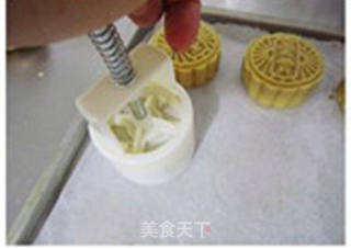 自制莲蓉蛋黄月饼的做法步骤:13