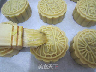 自制莲蓉蛋黄月饼的做法步骤:15