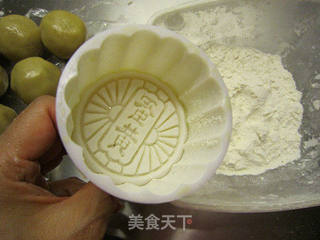 自制莲蓉蛋黄月饼的做法步骤:12