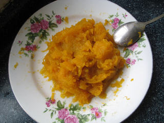 南瓜黑芝麻豆沙冰皮月饼的做法步骤:2