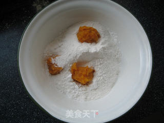 南瓜黑芝麻豆沙冰皮月饼的做法步骤:3