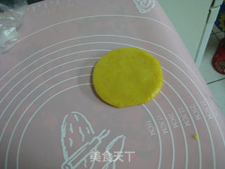 南瓜黑芝麻豆沙冰皮月饼的做法步骤:11