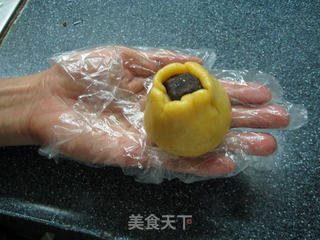 南瓜黑芝麻豆沙冰皮月饼的做法步骤:14