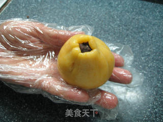 南瓜黑芝麻豆沙冰皮月饼的做法步骤:15