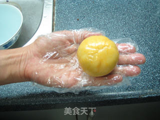 南瓜黑芝麻豆沙冰皮月饼的做法步骤:16