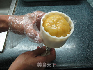南瓜黑芝麻豆沙冰皮月饼的做法步骤:17