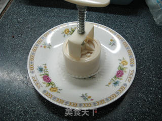 南瓜黑芝麻豆沙冰皮月饼的做法步骤:18