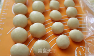 传统风味的广式莲蓉蛋黄月饼的做法步骤:5