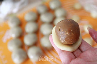 传统风味的广式莲蓉蛋黄月饼的做法步骤:6