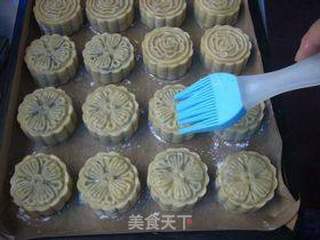 桂花红豆蓉月饼的做法步骤:16