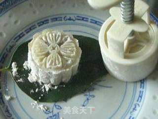 冰皮玫瑰红豆沙月饼的做法步骤:10