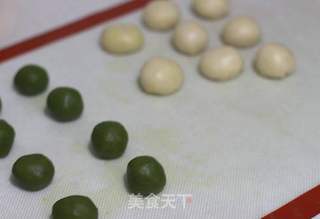过节应个景,做几个抹茶蛋黄酥的做法步骤:6
