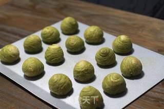 过节应个景,做几个抹茶蛋黄酥的做法步骤:11