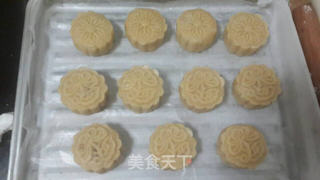 广式莲蓉月饼的做法步骤:7