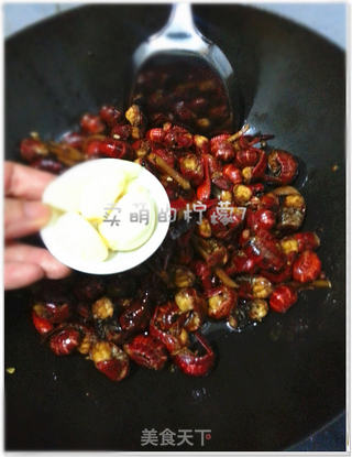 疯狂的虾球--怎么做麻辣鲜香的小龙虾的做法步骤:11