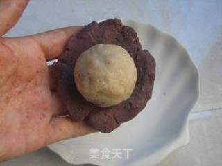 #红豆莲蓉蛋黄月饼的做法图解5