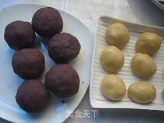 #红豆莲蓉蛋黄月饼的做法图解10