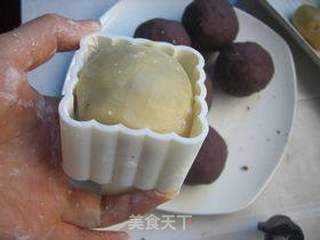 红豆莲蓉蛋黄月饼的做法步骤:12