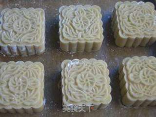 红豆莲蓉蛋黄月饼的做法步骤:13