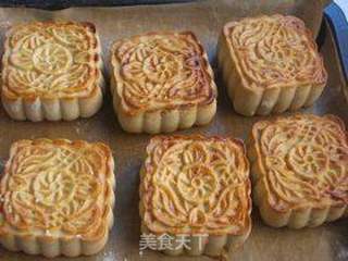 红豆莲蓉蛋黄月饼的做法步骤:16