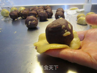 美味松仁红豆沙月饼的做法步骤：9