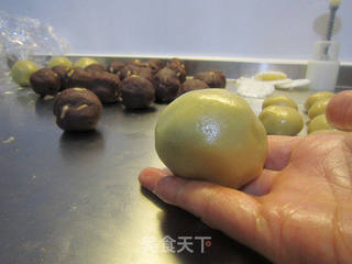 美味松仁红豆沙月饼的做法步骤：11