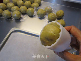 美味松仁红豆沙月饼的做法步骤:12