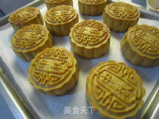 美味松仁红豆沙月饼的做法步骤：16