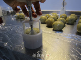 美味松仁红豆沙月饼的做法步骤：13