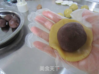 经典红豆沙月饼的做法步骤:8