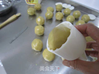 经典红豆沙月饼的做法步骤:11