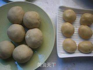 莲蓉蛋黄月饼的做法步骤:12