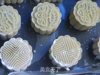 莲蓉蛋黄月饼的做法步骤:13