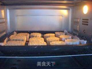 莲蓉蛋黄月饼的做法步骤:14