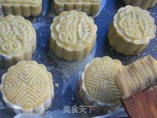 莲蓉蛋黄月饼的做法步骤:15