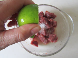 彩椒菱角牛肉粒的做法步骤:2