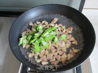 彩椒菱角牛肉粒的做法步骤:3