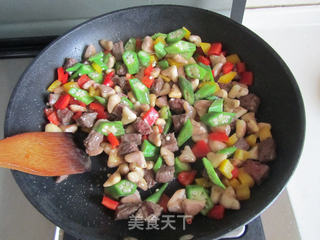 彩椒菱角牛肉粒的做法步骤:6