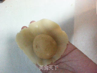 莲蓉蛋黄月饼的做法步骤:9
