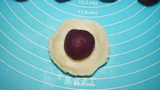 紫薯玫瑰冰皮月饼的做法步骤:11