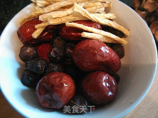 竹荪乌鸡桂圆汤的做法步骤:2