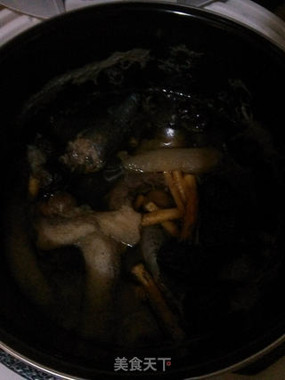 竹荪乌鸡桂圆汤的做法步骤:5