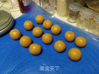 广式莲蓉蛋黄月饼的做法步骤:12